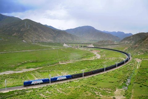 双机高原电力机车牵引货车行驶在青藏铁路关角展线上.中国南车供图