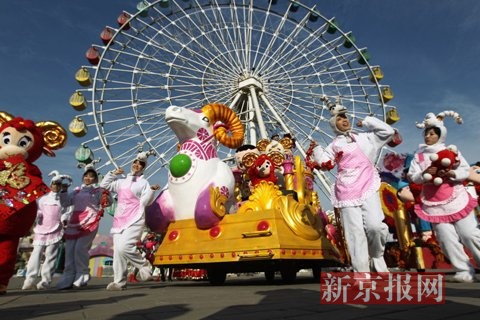 新京报记者 浦峰 摄   新京报快讯(记者浦峰)石景山游乐园"迎春洋庙会