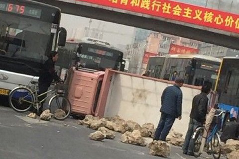 北京朝阳北路十里堡北里车祸 拉石车侧翻撞上公交车|交通事故