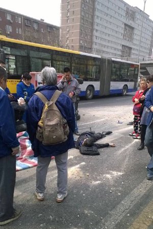 北京朝阳北路十里堡北里车祸 拉石车侧翻撞上公交车|交通事故