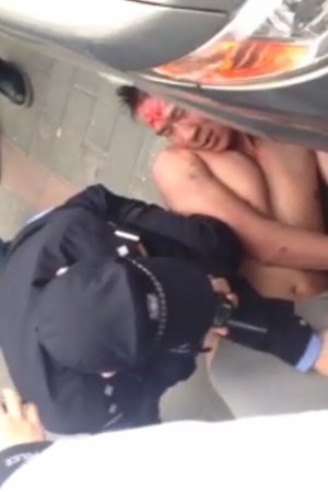[视频]北京海淀板井路世纪城远大园六区商业街男子烧车劫持女孩