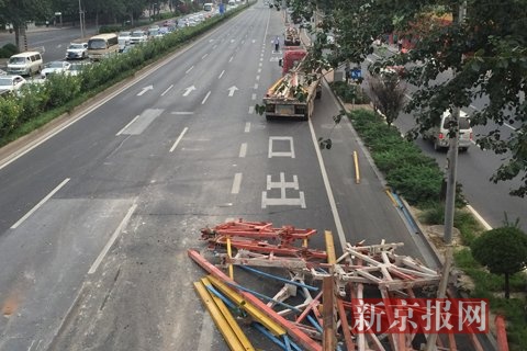 北京团结湖公园西门天桥车祸 货车超高卡桥致货物散落东三环堵车