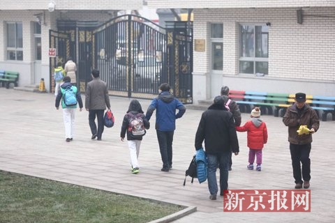 早上,北京小学门口,许多家长到学校接住宿的孩子回家.