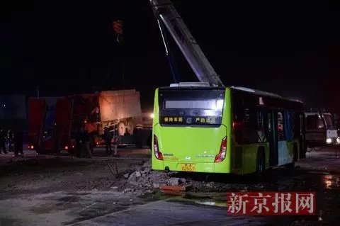 多位目击者表示,事发时为一辆渣土车撞上940路公交车,后来又有其他