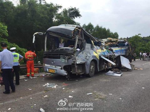 广昆高速一辆大客车发生侧翻 事故已致10死