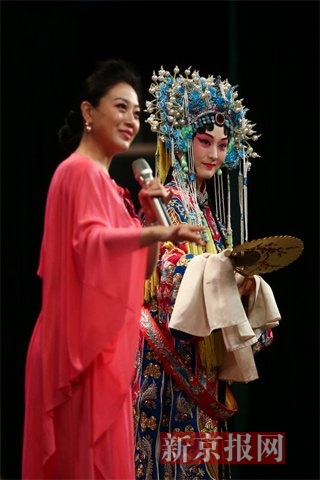 成为"史家教师成长导师"的北京京剧院国家一级演员姜亦珊和史家小学的