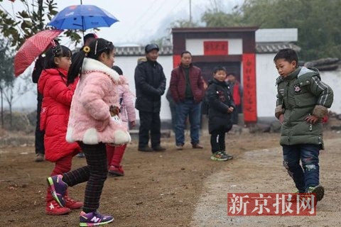 两位小朋友正在"逗舞.