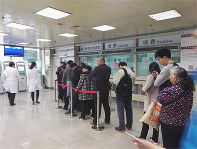 北京大学肿瘤医院,患者在窗口前排队等待.