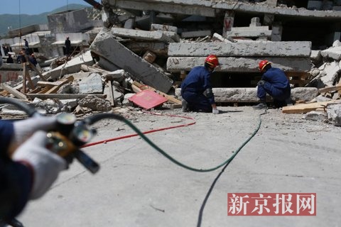 2017年5月12日,国家地震紧急救援训练基地,救援队用气垫顶开预制板,"