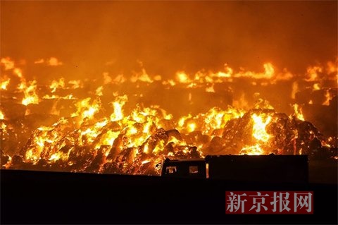 天津新港大火:现场仍有零星火苗丨沸点