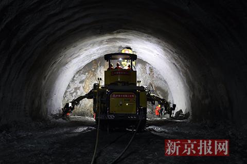 延崇高速妫水河隧道施工现场.延崇高速佛峪口隧道施工中.