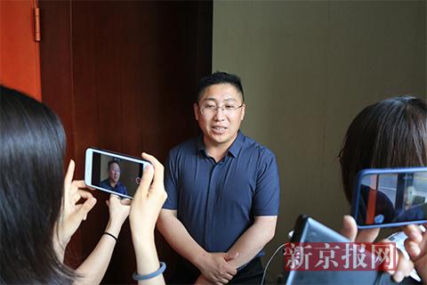 水上救援队代理律师付建接受记者采访.实习生 陈婉婷 摄