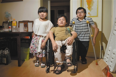 瓷娃娃郝茜(左1,姜盼(左2)和肖波(右1)在方庄的公寓内.
