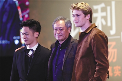 昨天的首映礼上,李安携儿子李淳(左一)和该剧的男主演乔&middot