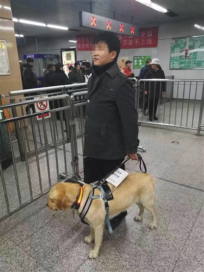 盲人带导盲犬乘公交车遇阻 深度 新京报网