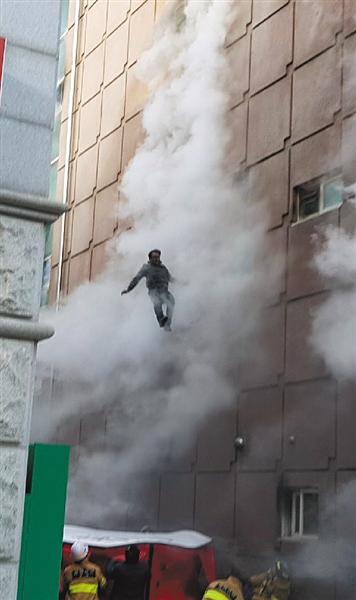 韩国堤川一8层建筑起火 已致29人死亡
