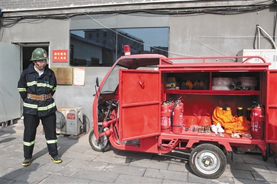 警务室外消防人员和三轮迷你消防车。